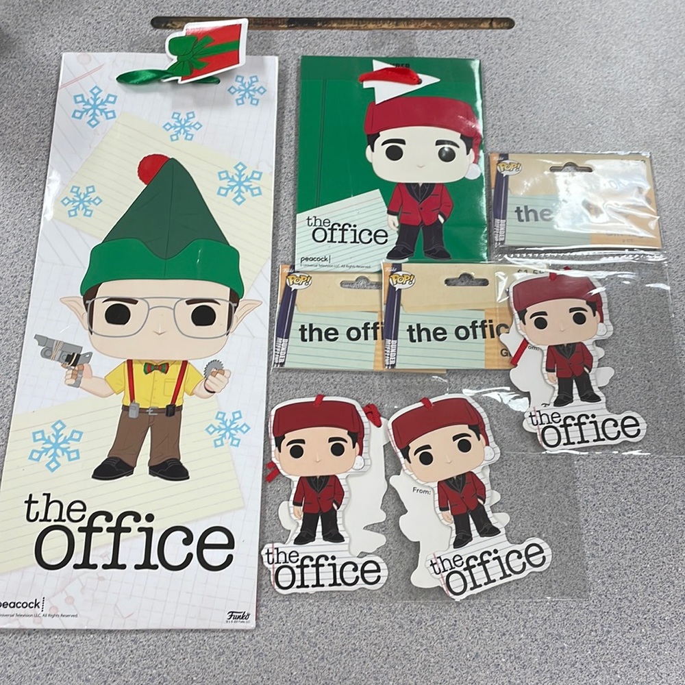 ❤️3/$10❤️ NWT The Office Christmas Wrapping set